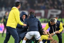 Минута отдыха Моуринью споткнулся и упал на газон во время празднования победного гола «Фенербахче» Спорт 