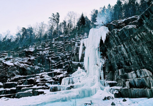 С какой стороны замерзает водопад?