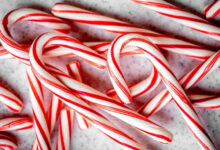 Минута отдыха Сладкий посох: кто и зачем придумал карамельную трость? Интересное 