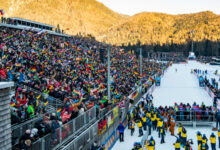 Минута отдыха Десятки зрителей рухнули прямо под ноги биатлонистке на чемпионате мира. Грубейший косяк IBU! Спорт 