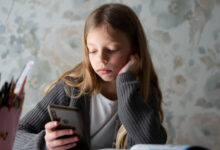 Минута отдыха «Сначала просят потанцевать в белье за лайки». Как детей вынуждают прислать интимные фото Дети 