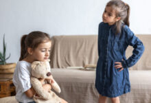 Минута отдыха «Старшая дочь из ревности вырывала младенца у меня из рук». Честные истории родителей Дети 