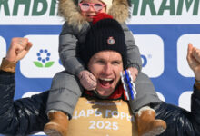 Минута отдыха Поступок Большунова после победы растрогал болельщиков. Абсолютный чемпион с улыбкой уничтожил соперников Спорт 