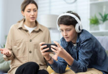 Минута отдыха «Мы наказывали и уговаривали учиться, а сын отправлял нас в игнор». Что сделали родители Дети 