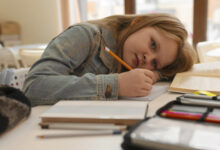 Минута отдыха Дочь просит забрать ее на семейное образование. Что делать родителям? Дети 