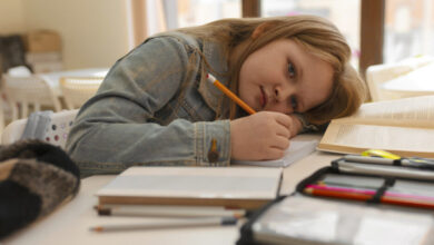 Минута отдыха Дочь просит забрать ее на семейное образование. Что делать родителям? Дети 