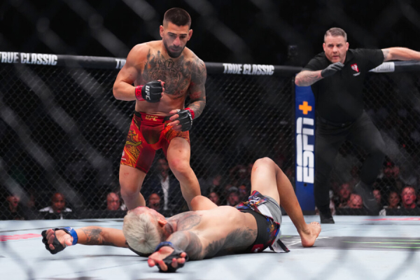 Минута отдыха Топурия наглухо нокаутировал соперника в UFC и забрал оставленный Махачевым пояс Спорт  