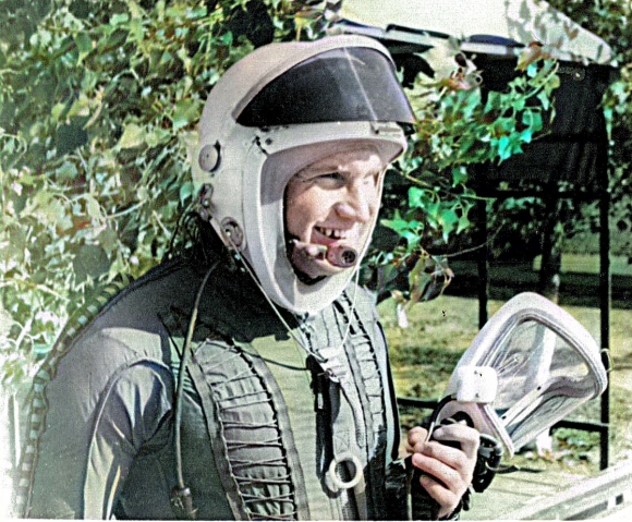 Минута отдыха Летать — на всем, что поднимается в воздух: таков девиз Владимира Бирюкова История  