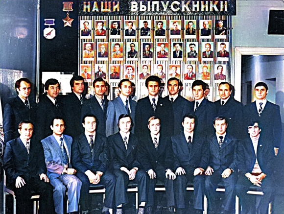 Минута отдыха Летать — на всем, что поднимается в воздух: таков девиз Владимира Бирюкова История  