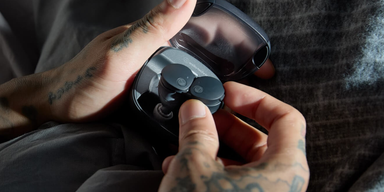 Audio Technica представила недорогие TWS-наушники, которые могут примагничиваться друг к другу