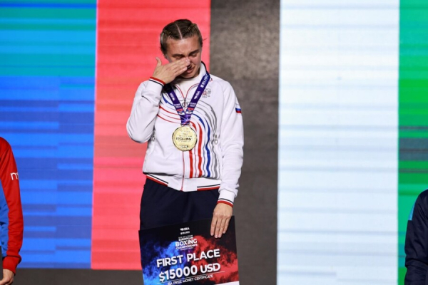 Минута отдыха Гимн России выключили посреди награждения на чемпионате Европе. И наша девочка зарыдала! Спорт  