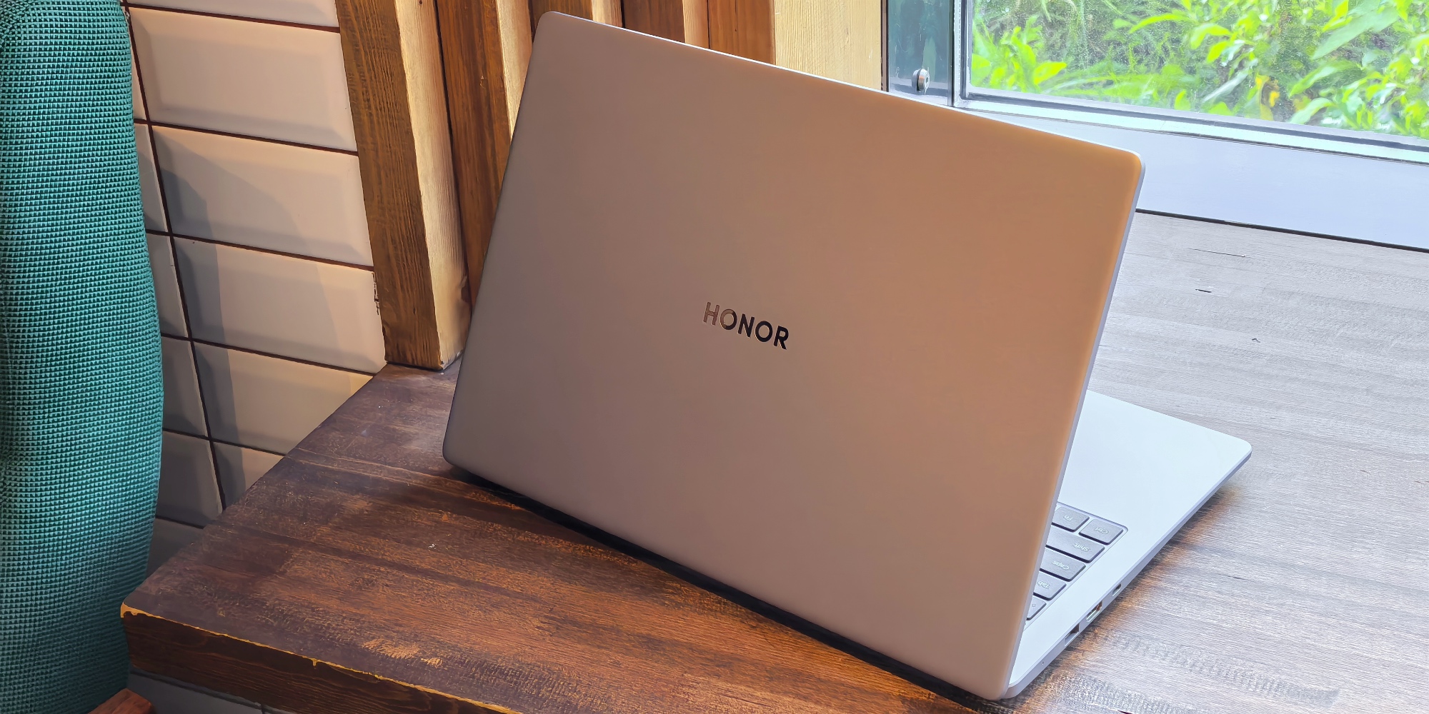 Обзор Honor MagicBook X16 AMD 2025 — бюджетного офисного ноутбука, на котором можно играть