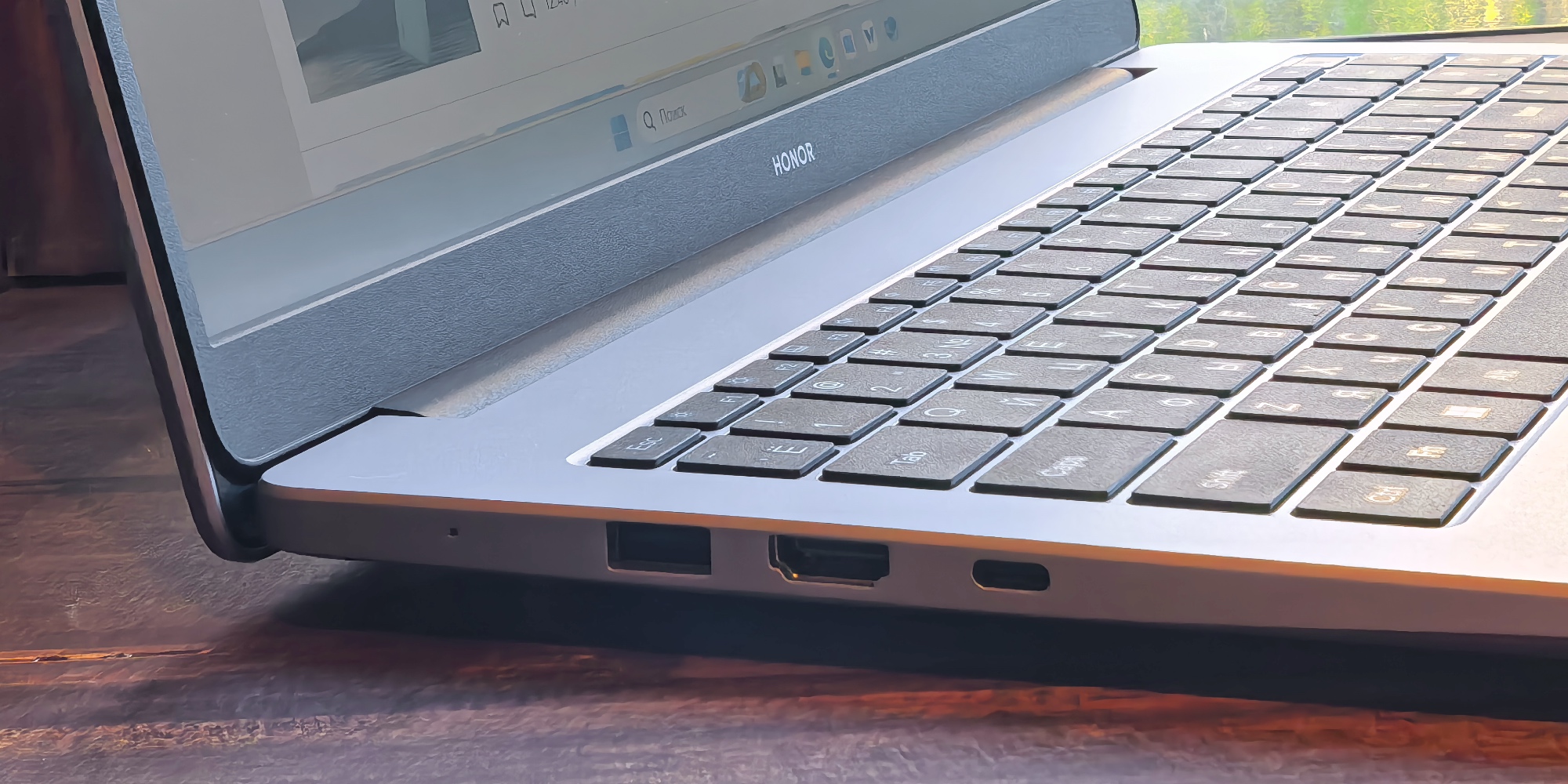 Обзор Honor MagicBook X16 AMD 2025 — бюджетного офисного ноутбука, на котором можно играть