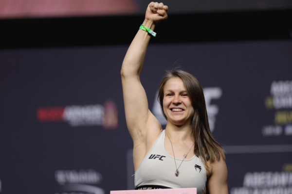 Минута отдыха Красавица публично разделась ради боя в UFC. И совершила отчаянный поступок Спорт  
