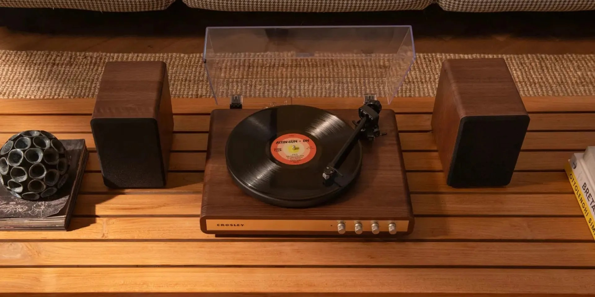 Crosley выпустила виниловый ретро-проигрыватель C65 с Bluetooth и колонками в комплекте