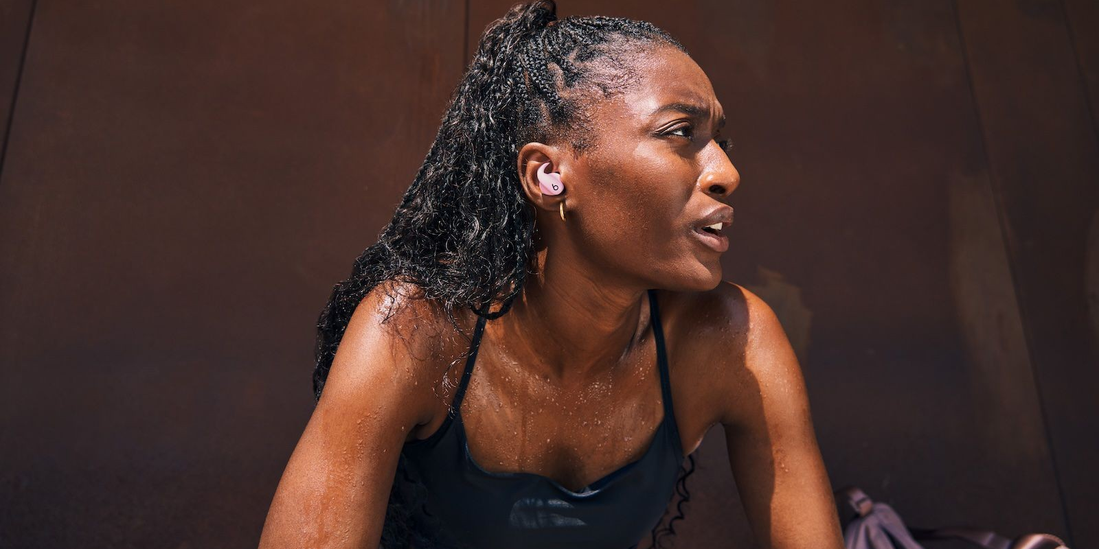 Минута отдыха Apple выпустила спортивные наушники Powerbeats Fit — с «крючком» и быстрой зарядкой Полезности  