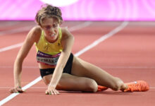 Минута отдыха Лучшая бегунья России рухнула перед самым финишем! Марию увезли с арены на коляске Спорт 