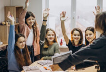 Минута отдыха «С понедельника перевела сына в новую школу с двойкой по математике». Как изменились оценки и настрой Дети 