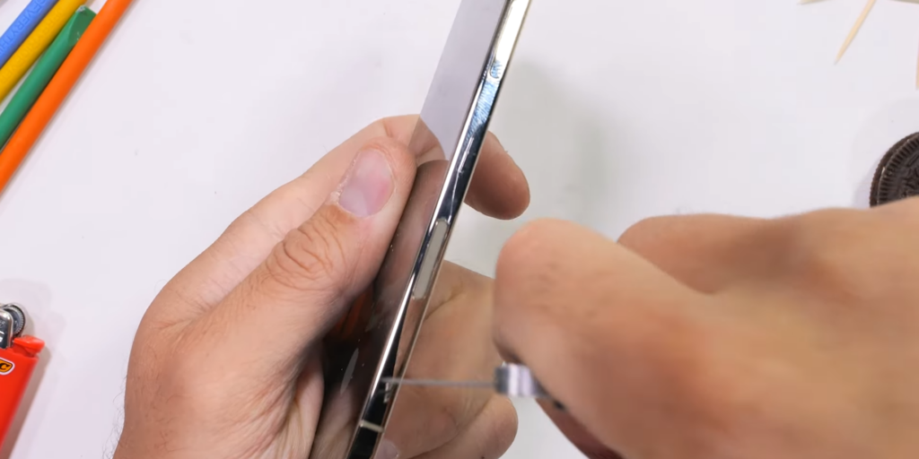 Минута отдыха Блогер попытался согнуть iPhone Air — потребовался кран Полезности  