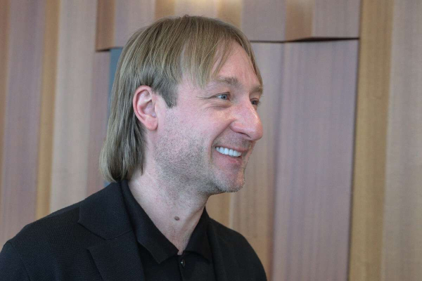 Минута отдыха Плющенко поздравил своего легендарного наставника с особым праздником Знаменитости 