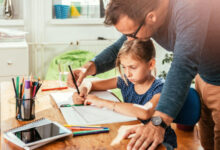 Минута отдыха «Я будила сына в 6 утра и мы делали уроки перед школой». Сколько времени уходит на домашнее задание Дети 