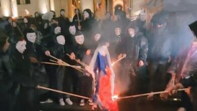 Минута отдыха В Грузии группа неизвестных в масках «Анонимуса» сожгла российский флаг, выкрикивая враждебные лозунги в адрес России В мире  Минута отдыха В Грузии группа неизвестных в масках «Анонимуса» сожгла российский флаг, выкрикивая враждебные лозунги в адрес России В мире