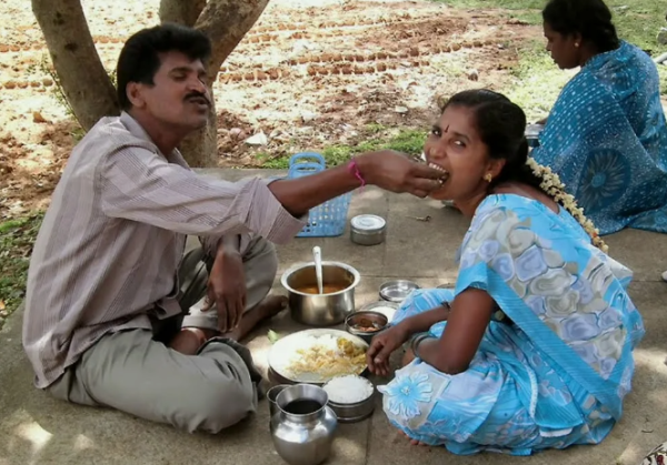 Минута отдыха Суд по-китайски с помощью кипящего масла Интересное 