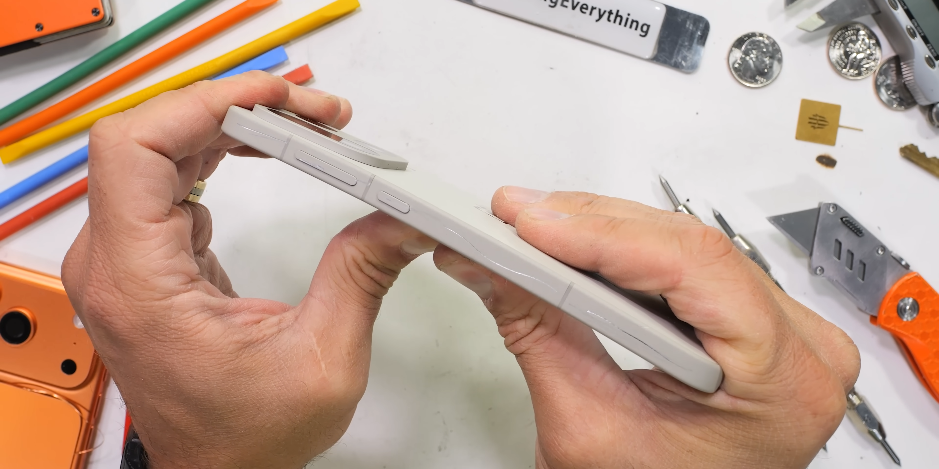 Испарительная камера рвётся голыми руками: OnePlus 15 проверили на прочность