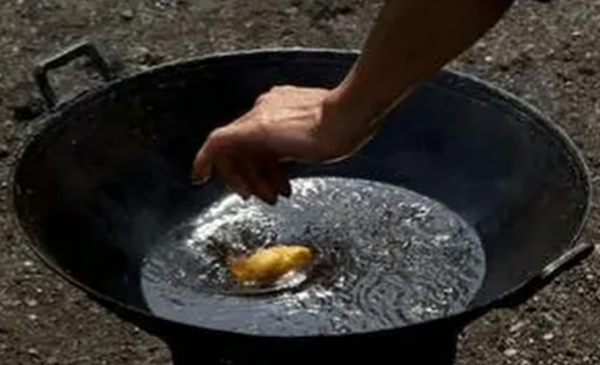 Минута отдыха Суд по-китайски с помощью кипящего масла Интересное 