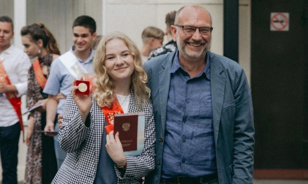 Минута отдыха «Я сходила на выпускной одноклассников, учась на втором курсе». Что дает учеба на экстернате Дети  