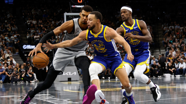 Минута отдыха «Голден Стэйт» обыграл «Сан‑Антонио» в матче НБА, Карри набрал 49 очков Спорт Минута отдыха «Голден Стэйт» обыграл «Сан‑Антонио» в матче НБА, Карри набрал 49 очков Спорт