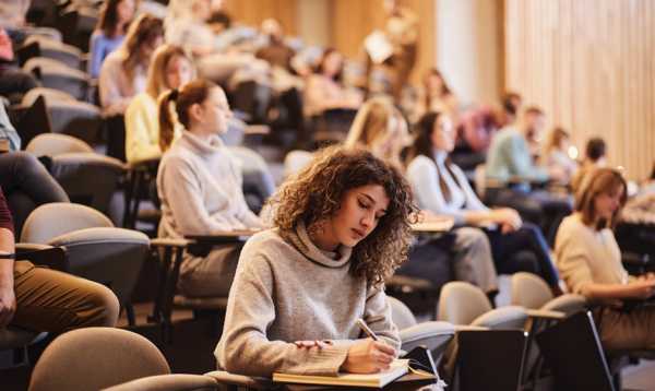 Минута отдыха «С каждым годом поступить в вуз все сложнее». Что изменится в 2026-2027-м Дети Минута отдыха «С каждым годом поступить в вуз все сложнее». Что изменится в 2026-2027-м Дети