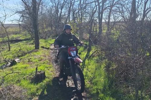 Минута отдыха Штурмовики группировки «Днепр» осваивают мотоциклы для внезапных атак Армия 