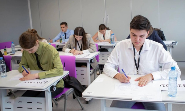 Минута отдыха «Я сходила на выпускной одноклассников, учась на втором курсе». Что дает учеба на экстернате Дети  