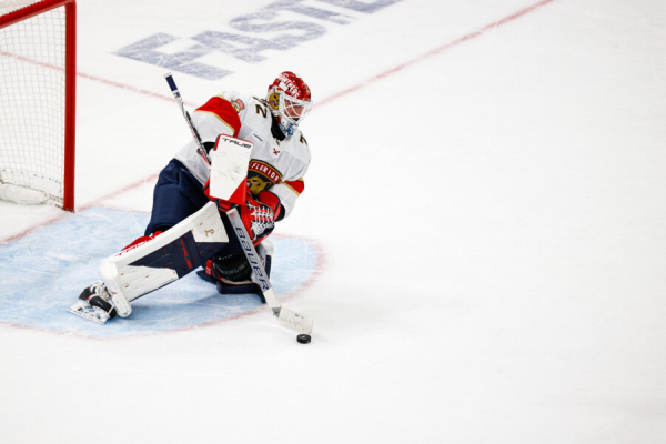 Минута отдыха Звездный российский вратарь терпит бедствие. Чемпион НХЛ опустился на дно Спорт 