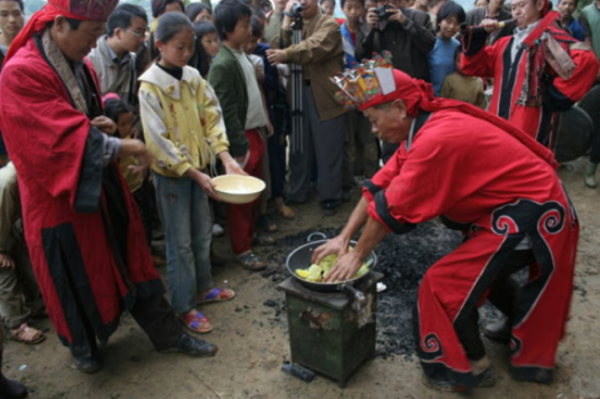 Минута отдыха Суд по-китайски с помощью кипящего масла Интересное 