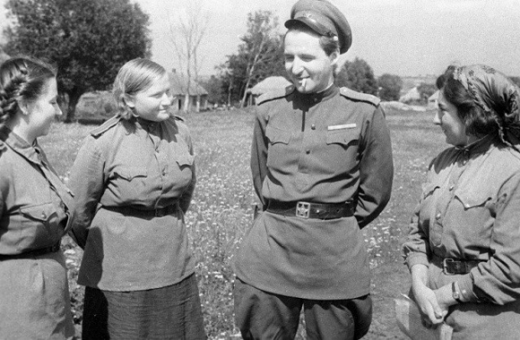 Минута отдыха Константин Симонов и Кубань: во время войны писатель трижды приезжал в край История 