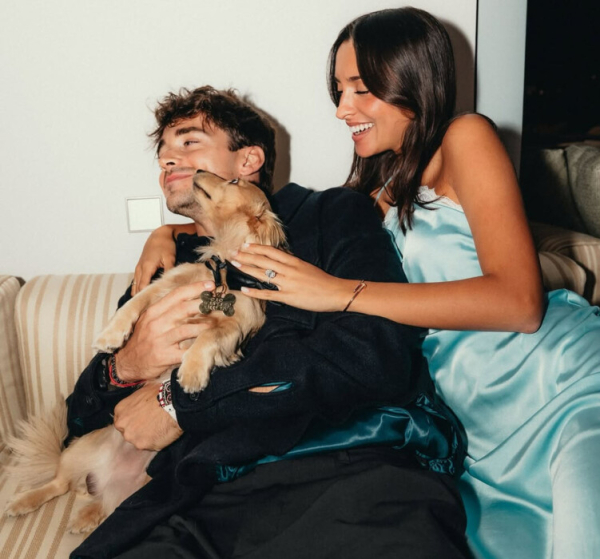 Минута отдыха Гонщик «Формулы‑1» Леклер сделал предложение своей девушке Спорт  