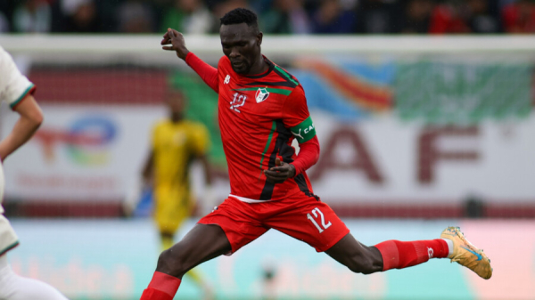 Минута отдыха Вратарь сборной рухнул на газон без сознания. Болельщики даже не поняли, что случилось Спорт 