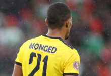 Минута отдыха Вратарь сборной рухнул на газон без сознания. Болельщики даже не поняли, что случилось Спорт 