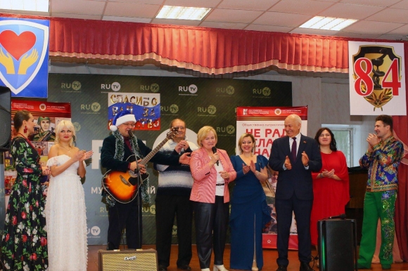 Минута отдыха «Не ради славы и наград»: культурная акция поддержала героев и матерей, подарив новогоднее настроение Культура 