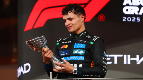 Минута отдыха Чемпион «Формулы‑1» Норрис: «Это был долгий путь. Потрясающее ощущение. Теперь я немного понимаю, что чувствует Ферстаппен» Спорт 