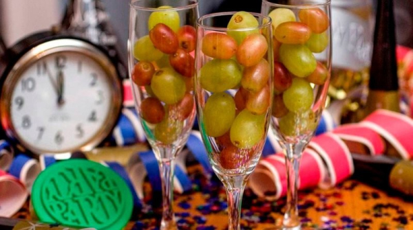 Минута отдыха От скоростного поедания винограда до купания в ледяной воде: 9 необычных новогодних традиций разных стран Интересное 