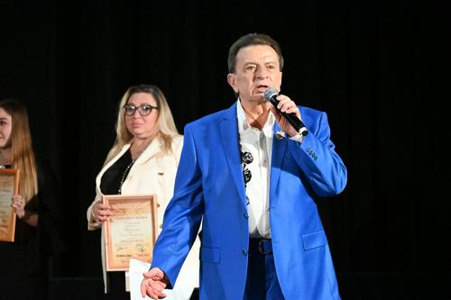 Минута отдыха Заслуженный артист России Аркадий Хоралов выступил на церемонии в честь волонтёров Культура 