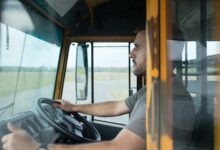 Минута отдыха Чиновничий маразм крепчает: в Эстонии уволили водителя школьного автобуса за то, что тот за рулём слушал речь Путина по радио В мире 