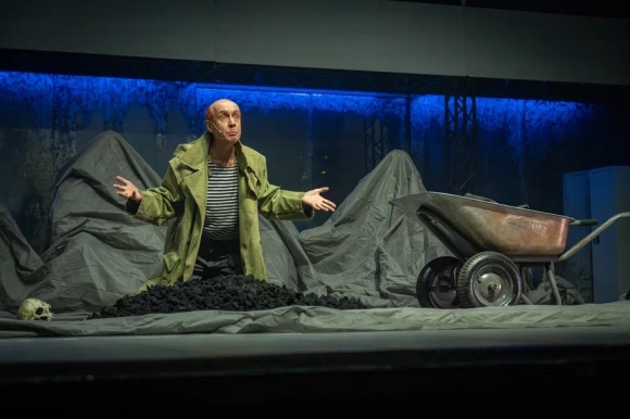 Минута отдыха «Гамлет» в зеркале цифрового мира: Андрей Черкасов о смелом переосмыслении Шекспира театром «Кашемир» Культура 