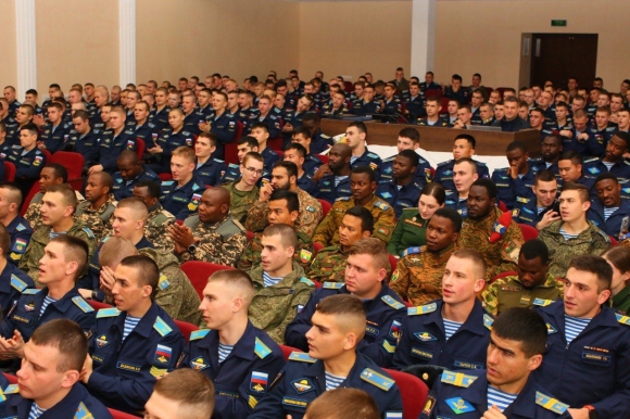 Минута отдыха «Не ради славы и наград»: культурная акция поддержала героев и матерей, подарив новогоднее настроение Культура 