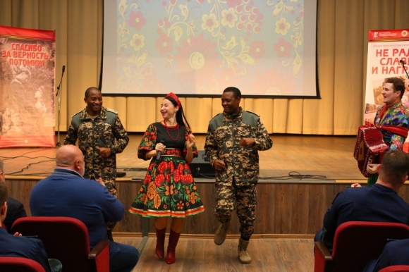 Минута отдыха «Не ради славы и наград»: культурная акция поддержала героев и матерей, подарив новогоднее настроение Культура 