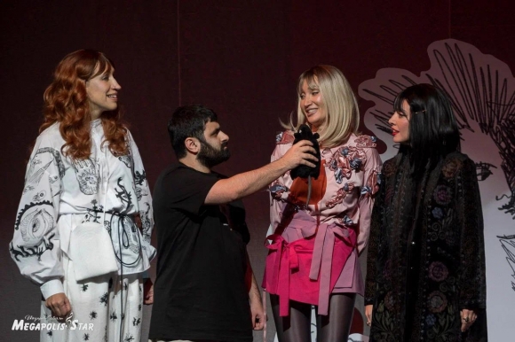 Минута отдыха YAteatr Ярославы Славской покажет комедию нравов «ИИстринские ведьмы». Промт на любовь Культура Минута отдыха YAteatr Ярославы Славской покажет комедию нравов «ИИстринские ведьмы». Промт на любовь Культура