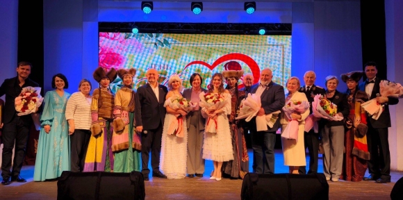 Минута отдыха «Не ради славы и наград»: культурная акция поддержала героев и матерей, подарив новогоднее настроение Культура 